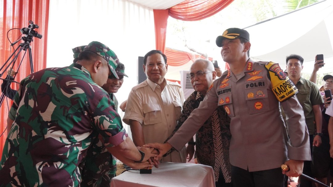 Menhan Prabowo saat meresmikan sumber air bersih di Banyumas (SinPo.id/ Tim Media)