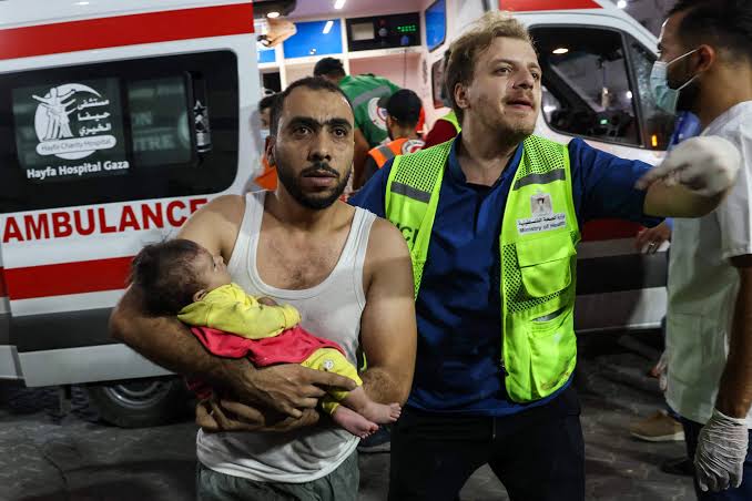 Seorang bayi diselamatkan dalam peristiwa serangan Israel di jalur Gaza (SinPo.id/AFP)