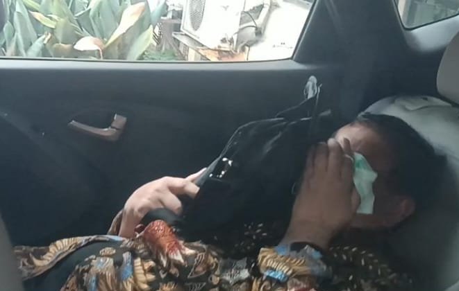 Ketua KPK Firli Bahuri menutupi wajah dengan tas warna hitam usai menjalani pemeriksaan di Bareskrim Polri. (SinPo.id/Sigit Nuryadin)