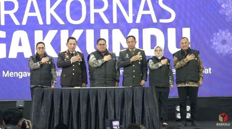 Kapolri Jenderal Pol Listyo Sigit Prabowo dan Panglima TNI Jenderal Agus Subiyanto menandatangani Deklarasi Komitmen Netralitas TNI-Polri (SinPo.id/ Dok. Bawaslu)