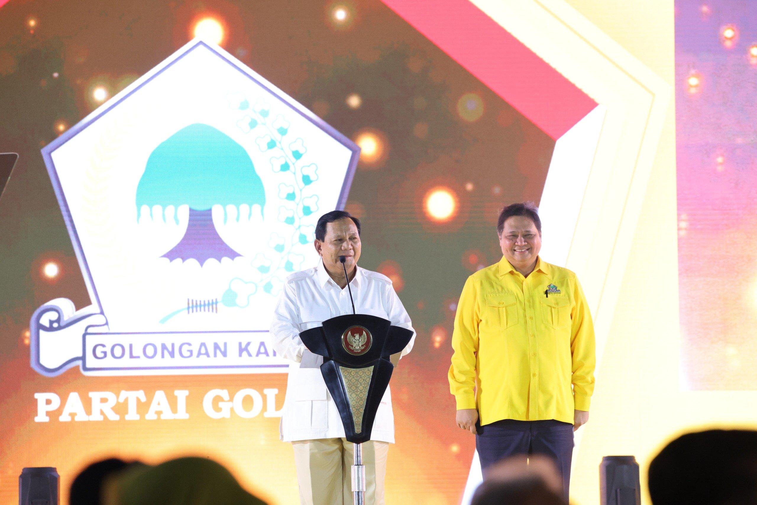 Ketua Umum Partai Gerindra Prabowo Subianto (kiri)