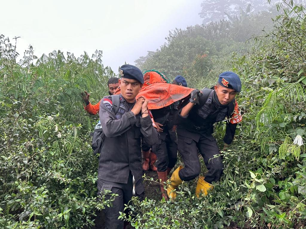 Polisi menyatakan satu jenazah korban erupsi Gunung Marapi telah ditemukan pagi ini. (SinPo.id/Dok. Polri)