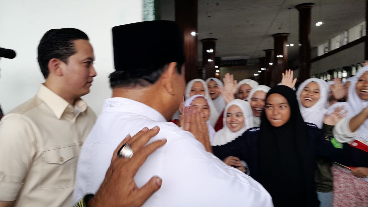 Prabowo disambut riang para santriwati Ponpes Miftahul Huda (Sinpo.id/Tim Media)