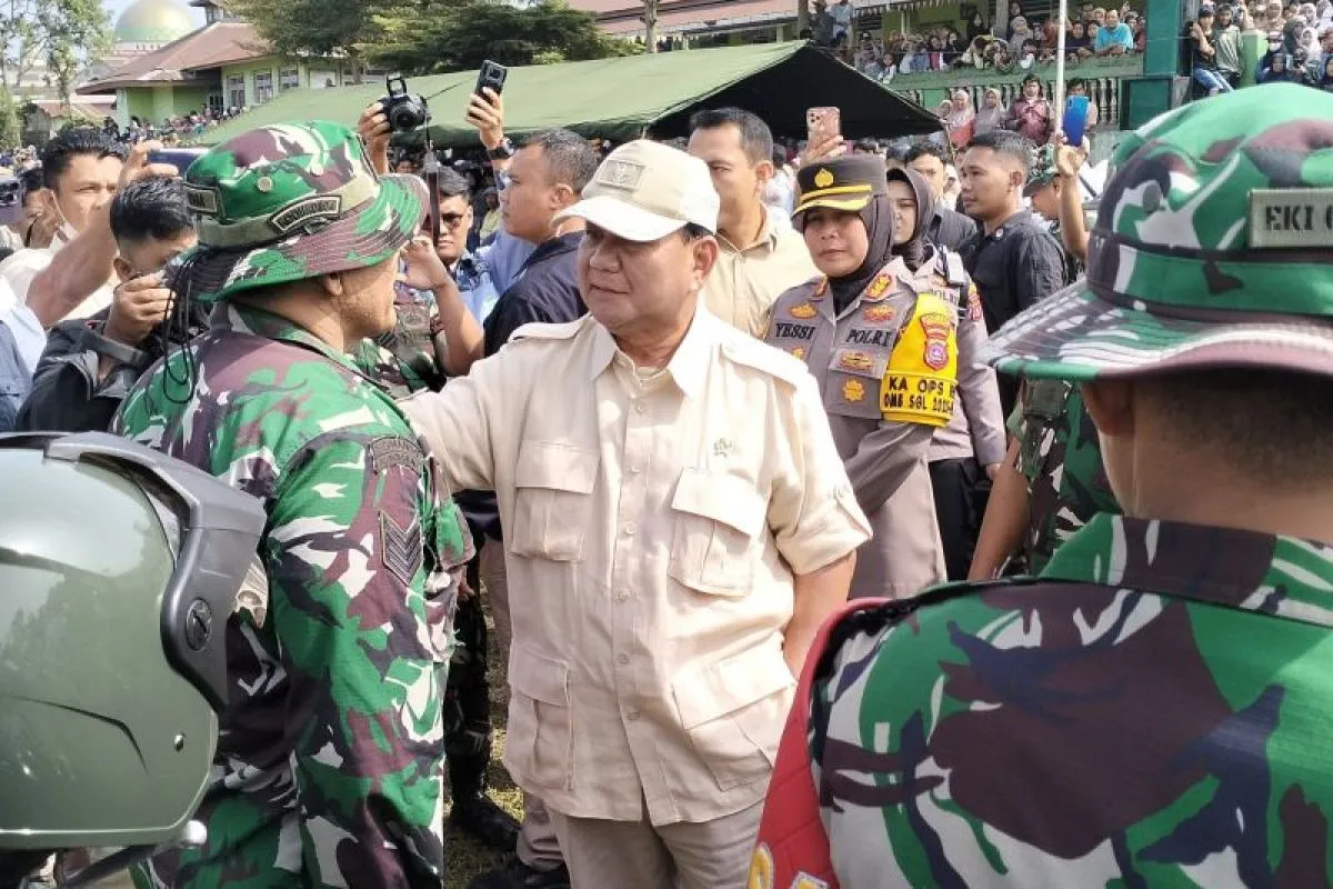 Prabowo menyapa prajurit di Posko pencarian korban erupsi Gunung Marapi, Sumatera Barat (Sinpo.id/Antara)