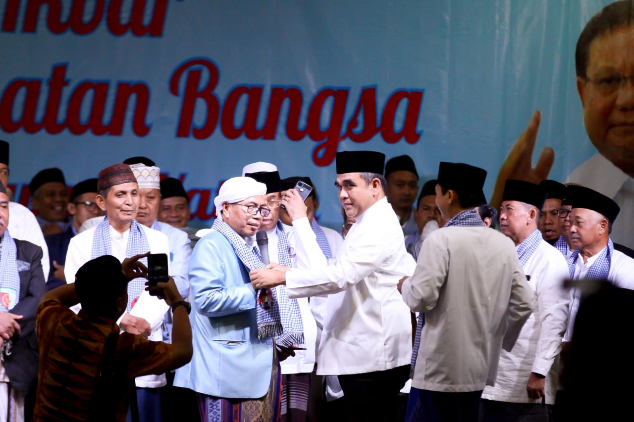 Kiai Kampung Majelis Zikir Nurul Wathon Deklarasi mendukung Prabowo-Gibran di Pilpres 2024 (Ashar/SinPo.id)