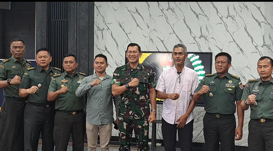 Pimpinan SinPo Media Grup saat bertemu Kadispenad Brigjen TNI Kristomei Sianturi (SinPo.id/ Dok. SinPo Media Grup)