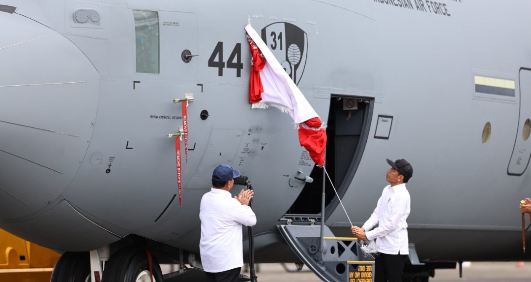 Menhan Prabowo Subianto bersama Presiden Jokowi serahkan pesawat Hercules (SinPo.id/ Tim Media)