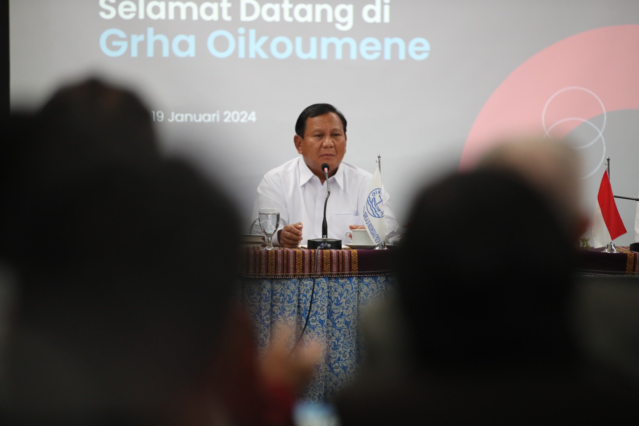 Capres nomor urut 2, Prabowo Subianto, saat berkunjung ke Persekutuan Gereja-gereja Indonesia (PGI) di Jakarta pada Jumat, 19 Januari 2024.