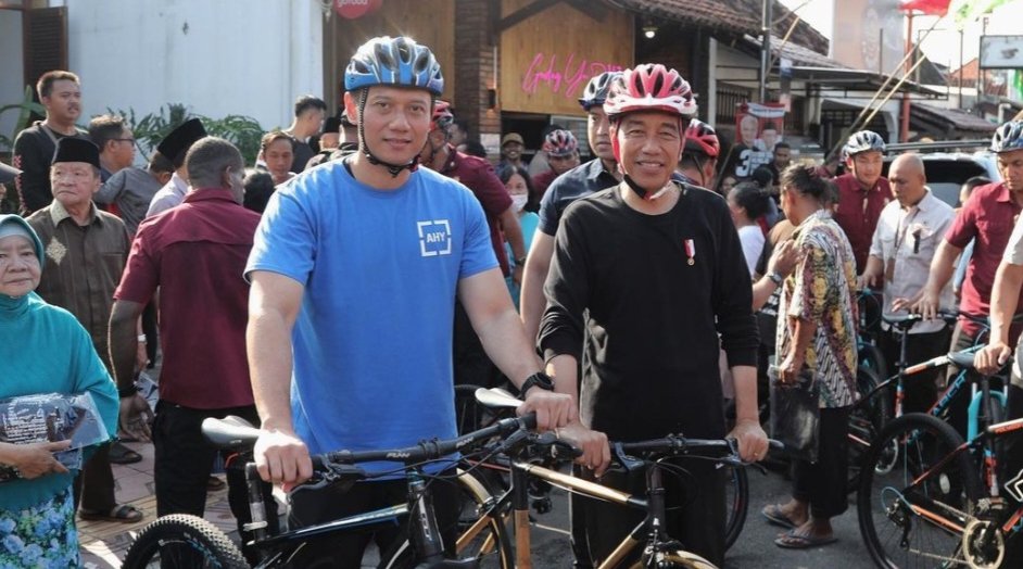 Presiden Jokowi bersama AHY saat bersepeda di Yogyakarta (SinPo.id/ Instagram)