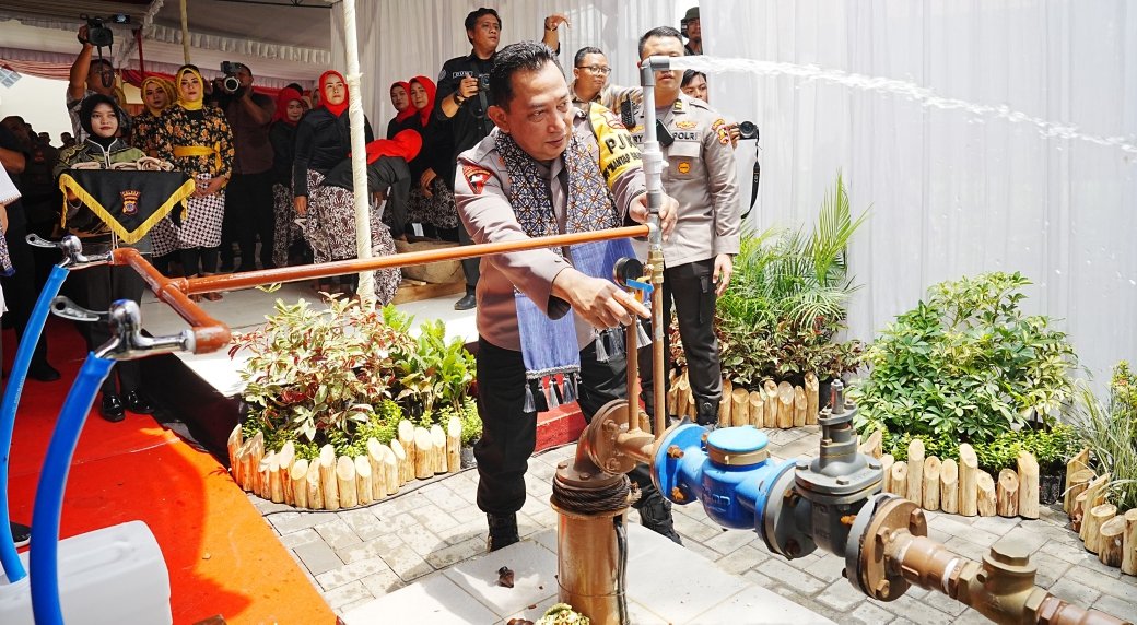 Kapolri Jenderal Pol Listyo Sigit Prabowo saat resmikan sumur bor di Gunungkidul (SinPo.id/ Humas Polri)