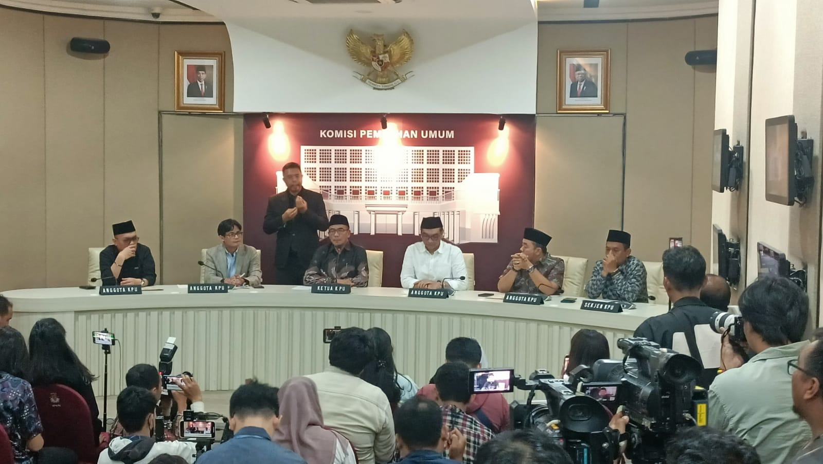 Konferensi pers persiapan debat capres ketiga di Gedung KPU (SinPo.id/ Khaerul Anam)