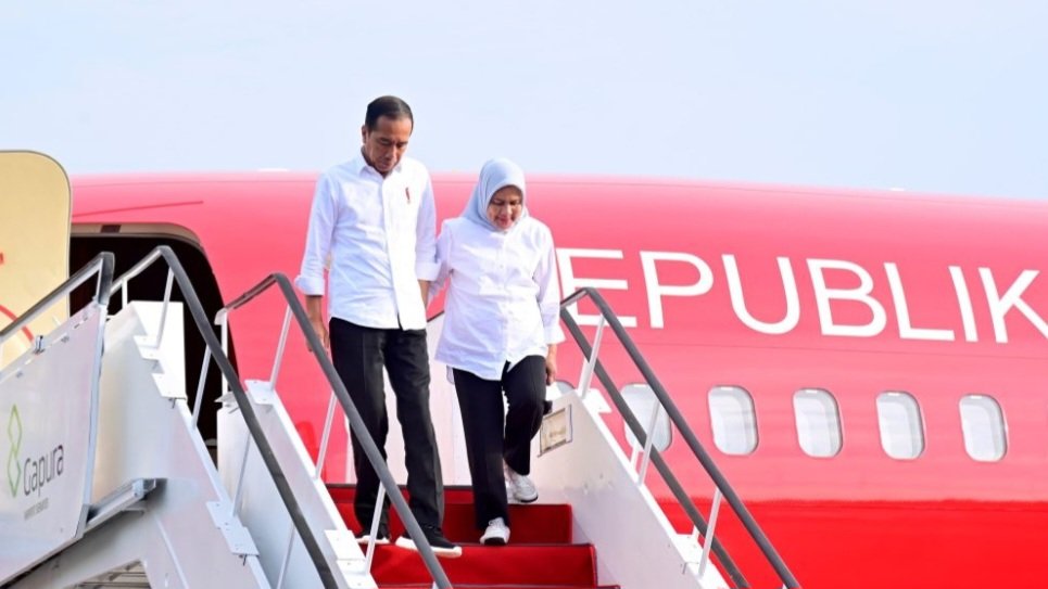 Presiden Joko Widodo dan istri menuruni tangga pesawan kepresidenan (Sinpo.id/Biro Setpres)