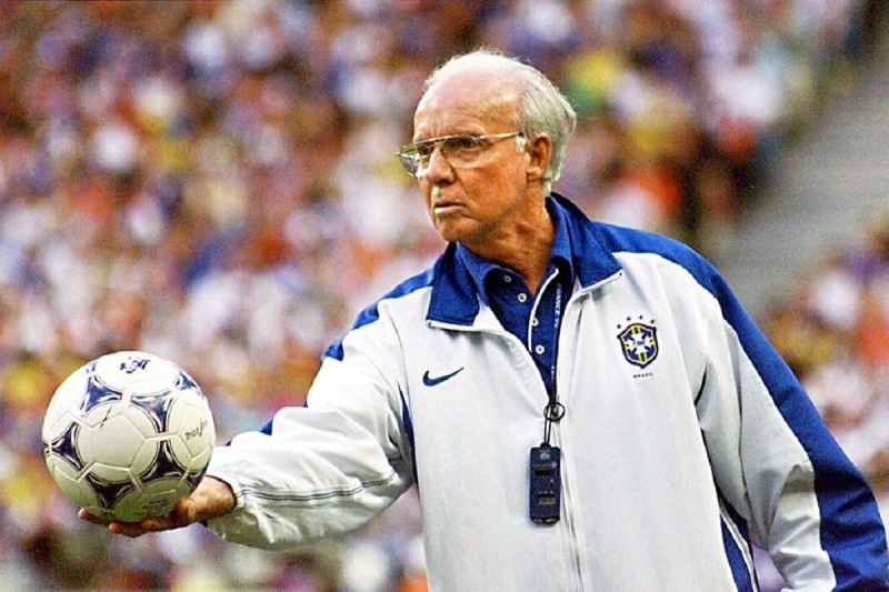 Legenda sepak bola Brazil Mario Zagallo ketika menjadi pelatih timnas Brazil di Piala Dunia 1998 pada final yang dimenangi Prancis 3-0 pada 12 Juli 1988. (SinPo.id/AFP)