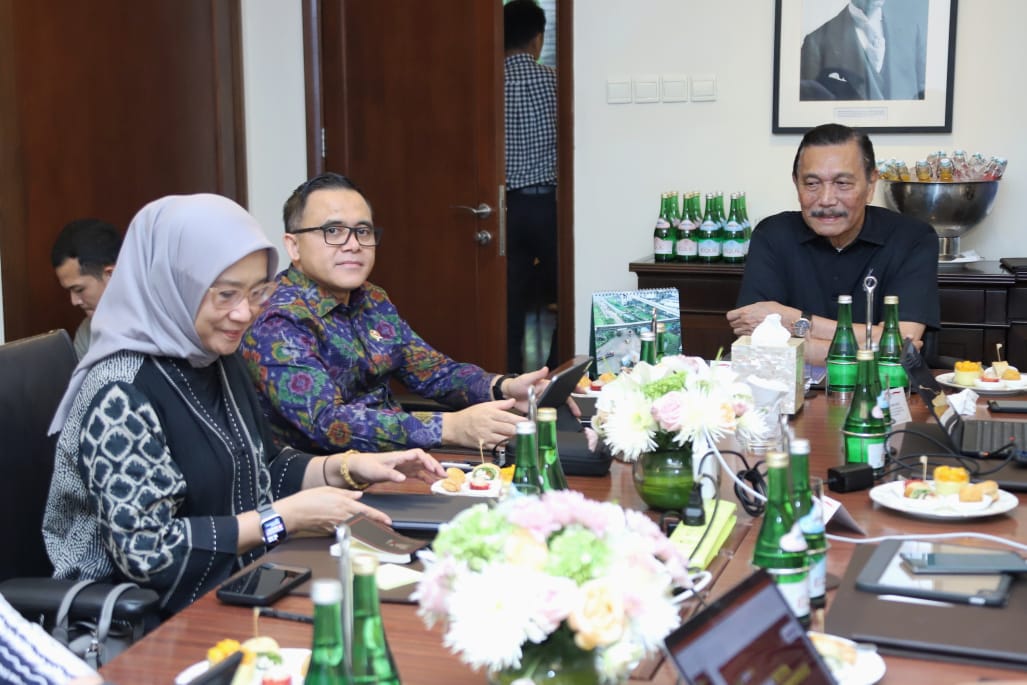 MenPAN-RB Abdullah Azwar Anas melakukan pertemuan dengan Menko Marves Luhut Binsar Pandjaitan (SinPo.id/ Dok. KemenPAN-RB)