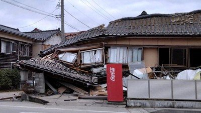 Foto yang dirilis oleh Kyodo menunjukkan sebuah rumah yang runtuh akibat gempa di Wajima, prefektur Ishikawa, Jepang, pada 1 Januari 2024. (SinPo.id/Reuters)