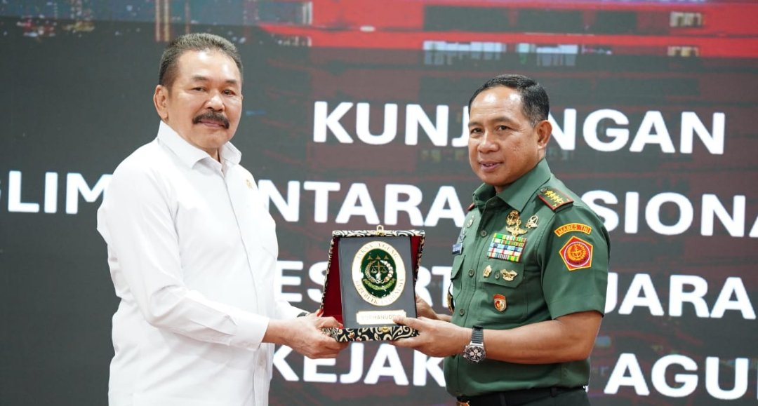 Panglima TNI Jenderal Agus Subiyanto dan Jaksa Agung St Burhanuddin (SinPo.id/ Puspen TNI)