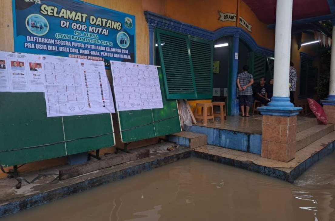Sejumlah akses menuju TPS di RW 020, Kelurahan Bencongan, Kecamatan Kelapa Dua, Kabupaten Tangerang, Banten terendam banjir. (SinPo.id/Antara)