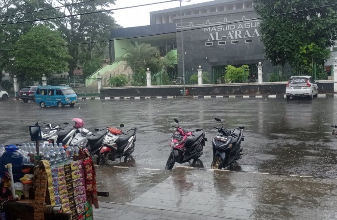 Sejumlah sepeda motor dipakir di kawasan Alun-Alun Rangkasbitung Kabupaten Lebak saat kawasan setempat hujan lebat disertai angin kencang dan petir, belum lama ini. (SinPo.id/Antara)