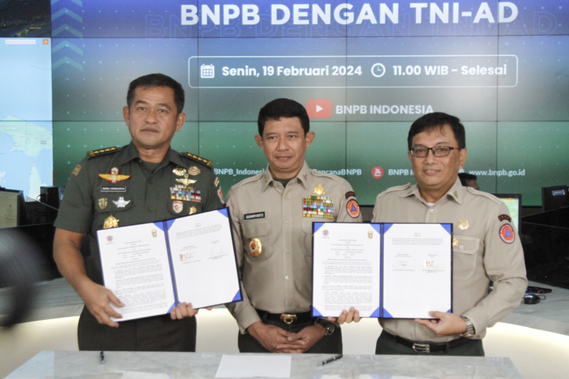 BNPB melakukan kerja sama penandatanganan MoU dengan KASAD Jenderal TNI Maruli Simanjuntak untuk melakukan penanggulangan bencana (Ashar/SinPo.id)
