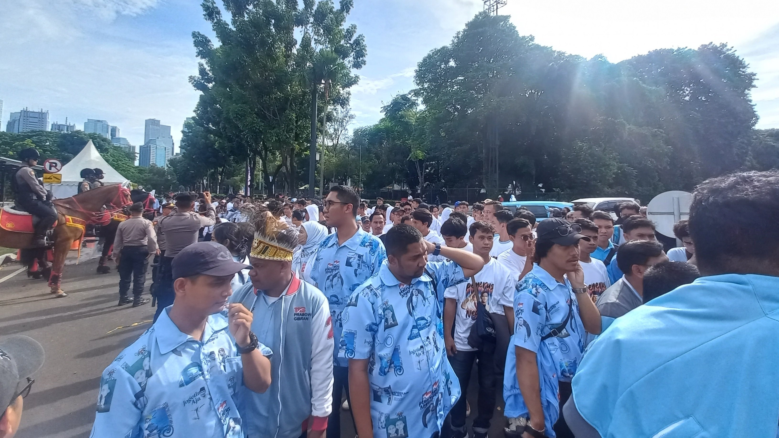 Massa pendukung Prabowo-Gibran padati JCC di debat pilpres (SinPo.id/anam)