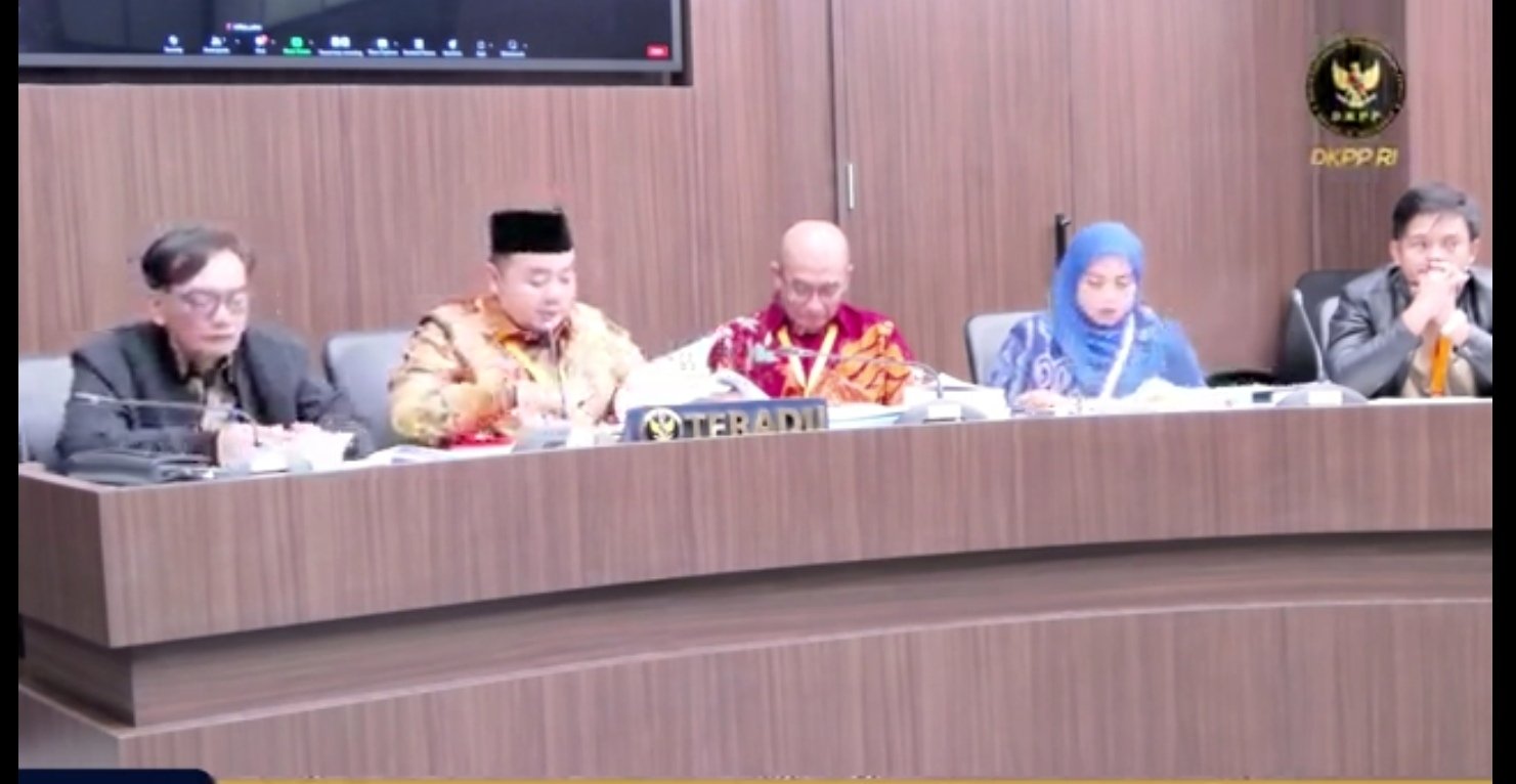 Jajaran Komisioner KPU menjalani sidang etik di DKPP (SinPo.id/ Tangkapan layar YouTube DKPP)