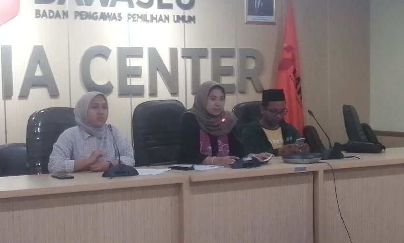 Staf Migrant Care Trisna Dwi Yuni Aresta (tengah) konpers di Kantor Bawaslu RI (SinPo.id/ Tio Pirnando)