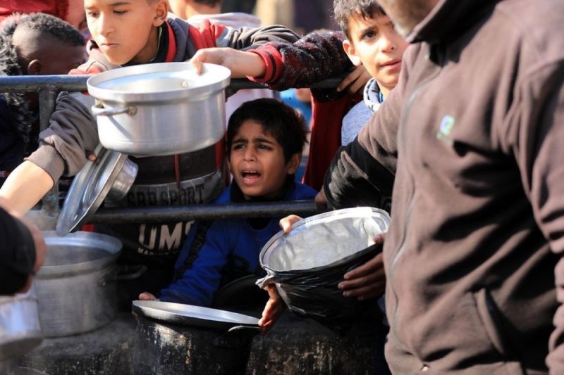 Ilustrasi. Warga Palestina menunggu pasokan makanan bantuan di kota Rafah di Jalur Gaza selatan, pada 14 Februari 2024. (SinPo.id/Xinhua)