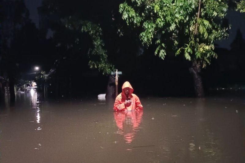 Petugas Badan Penanggulangan Bencana Daerah (BPBD) DKI memonitor banjir di Jalan Strategi Raya, Joglo, Kembangan, Jakarta Barat pada Rabu, 14 Februari 2024. (SinPo.id/Dok. BPBD DKI)