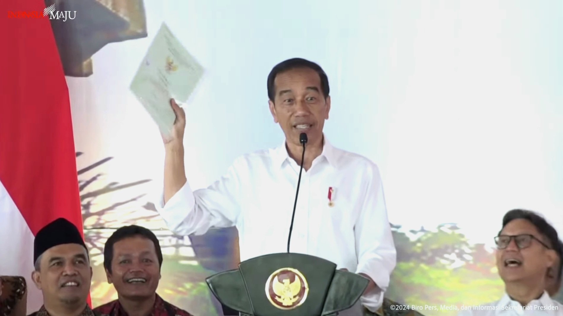 Presiden Jokowi serahkan sertifikat tanah (SinPo.id/Setpres)