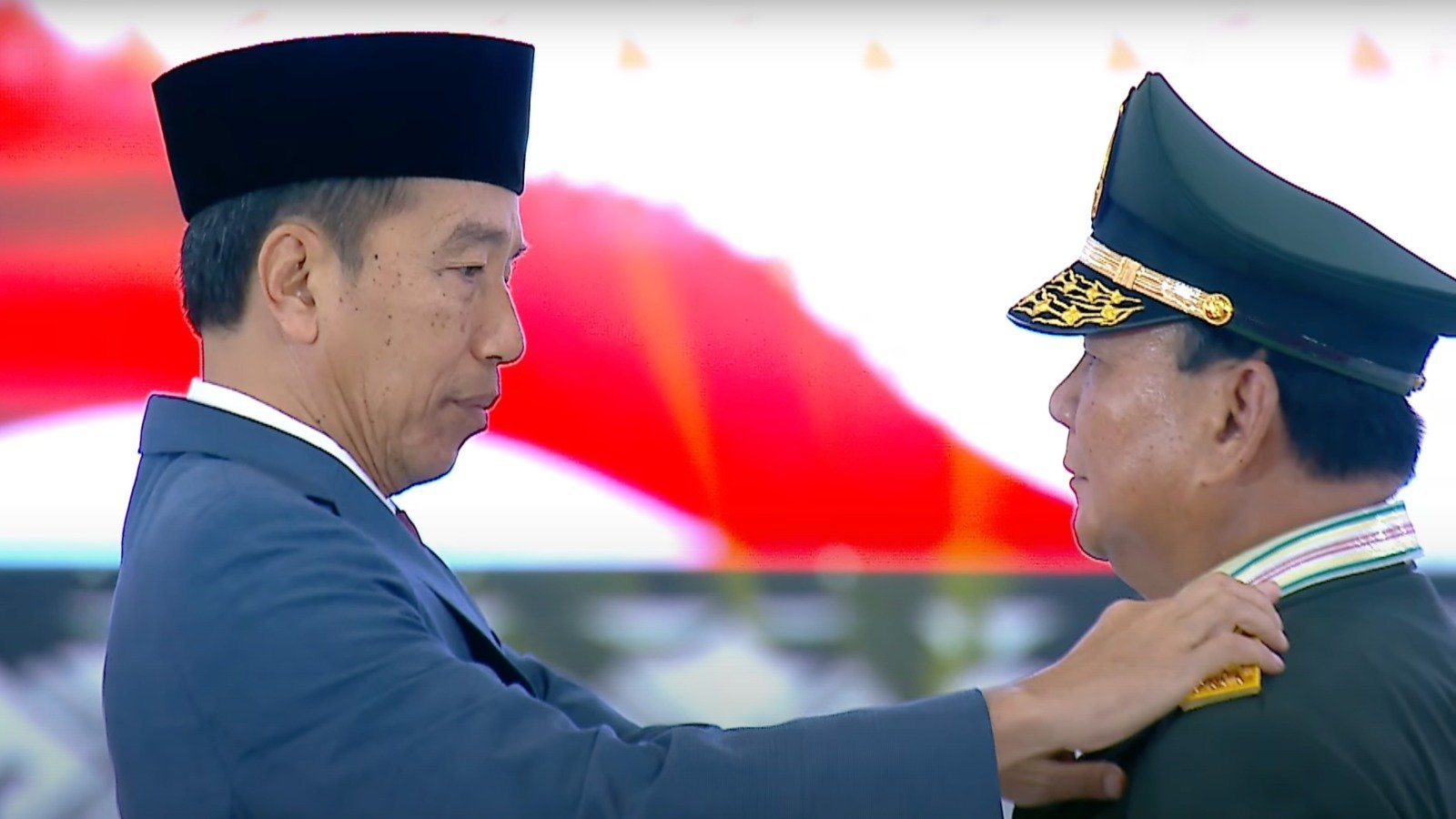 Presiden Jokowi resmi menganugerahi kenaikan pangkat secara istimewa berupa Jenderal TNI kehormatan kepada Menteri Pertahanan Prabowo Subianto. (SinPo.id/tangkapan layar Youtube Kemhan RI)