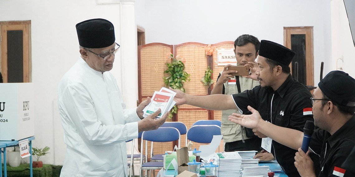Ketum Muhammadiyah Haedar Nashir menggunakan hak pilihnya di Pemilu 2024 (SinPo.id/Muhammadiyah)