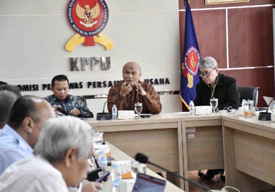 Anggota Komisioner Komisi Pengawas Persaingan Usaha (KPPU) Hilman Pujana (kedua kanan). (SinPo.id/Dok. KPPU)