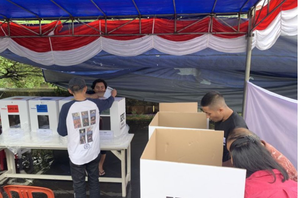 Warga tetap melaksanakan pemungutan suara di salah satu TPS Kelurahan Kelapa Gading Barat, Jakarta Utara meski dalam kondisi terendam banjir. (SinPo.id/Antara)