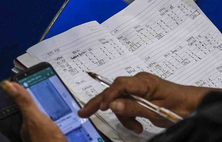 Seorang saksi partai mencatat hasil penghitungan suara saat rapat pleno rekapitulasi hasil penghitungan suara Pemilu 2024. (SinPo.id/Antara)