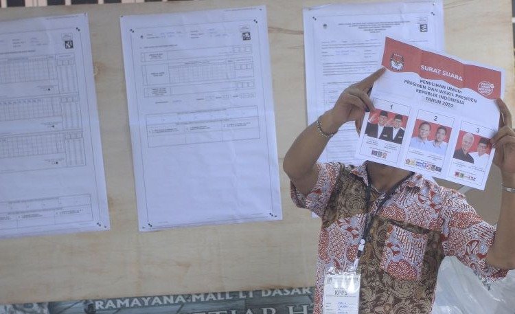 Ilustrasi. Anggota KPPS sedang melakukan perhitungan suara saat Pemilu 2024 pada Rabu, 14 Februari 2024 di Kupang, NTT. (SinPo.id/)