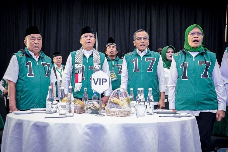 Ketua Majelis Kehormatan PPP Zarkasih Nur (paling kiri) di samping Plt Ketua Umum PPP Mardiono, kemudian tengah, Sekretaris Jenderal PPP Arwani Thomafi.(SinPo.id/Istimewa)