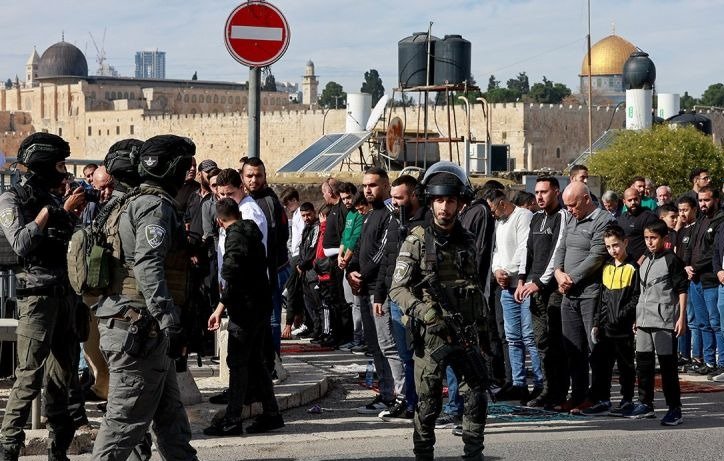 Ilustrasi. Petugas Polisi Perbatasan Israel berpatroli sementara warga Muslim Palestina mengadakan shalat Jumat. (SinPo.id/Reuters)