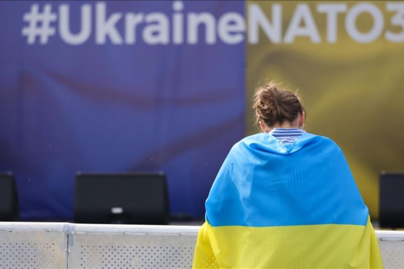Seorang warga terlihat saat acara "Pengibaran Bendera untuk Ukraina dalam NATO" di Vilnius, Lituania pada 11 Juli 2023. (SinPo.id/Anadolu)