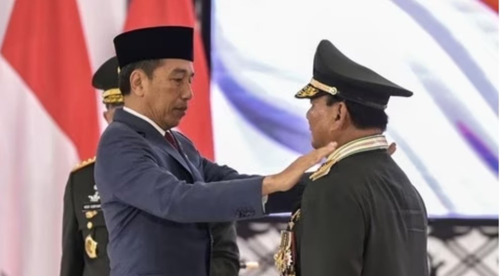 Menhan Prabowo Subianto menerima Pangkat Bintang Kehormatan menjadi Jenderal TNI Kehormatan dari Presiden Jokowi (SinPo.id/ Ashar)