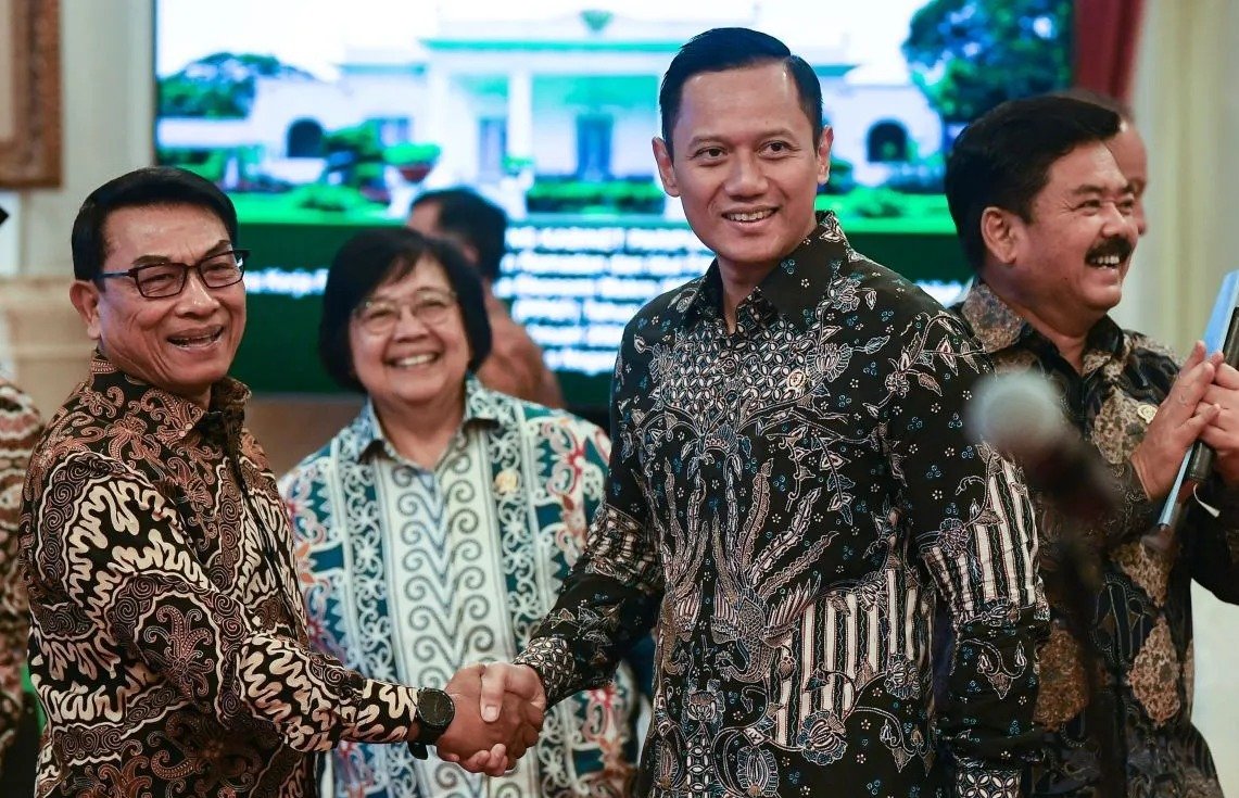 Menteri ATR Agus Harimurti Yudhoyono berjabat tangan dengan KSP Moeldoko. (SinPo.id/Antara)