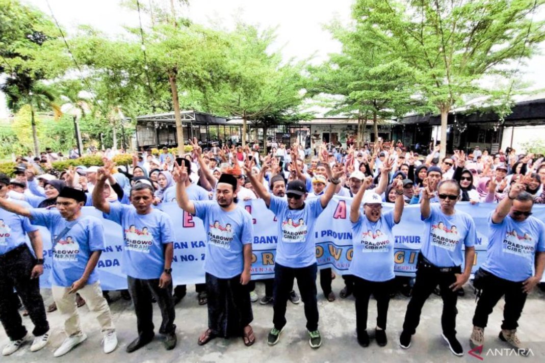 Ketua Relawan Prabowo-Gibran Wilayah Tapal Kuda Kompol (Purn) Edy Sudarto (tengah) bersama ratusan orang perwakilan Kebhinnekaan. (SinPo.id/Antara)
