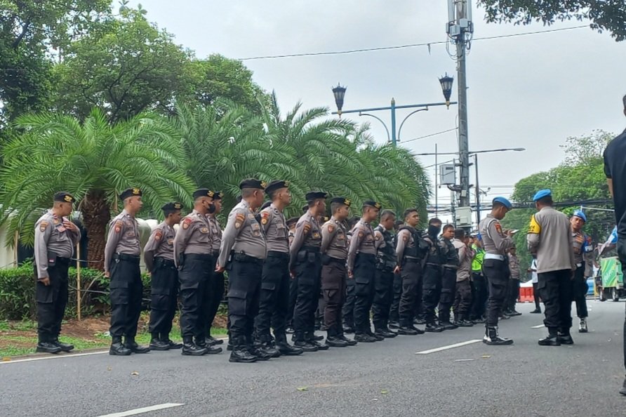 Aparat kepolisian berjaga di depan KPU (SinPo.id)
