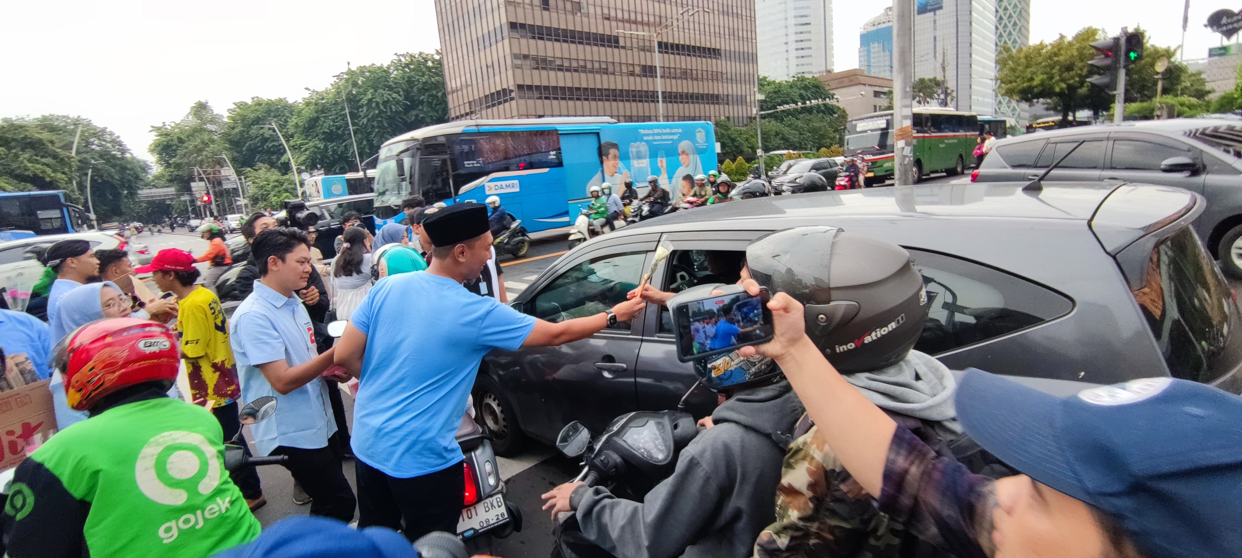 Komandan TKN Fanta, Arief Rosyid bagikan bunga dan cokelat ke masyarakat (Sinpo.id/Tim Media)