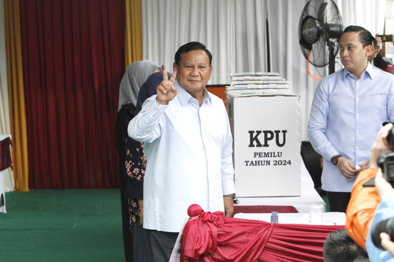 Calon Presiden (Capres) nomor urut 02 Prabowo Subianto menggunakan hak pilihnya pada pada pemilu 2024 (Ashar/SinPo.id)
