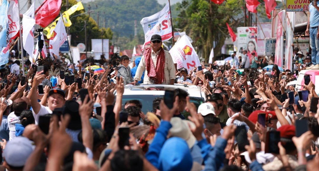 Capres Prabowo Subianto saat menyapa warga Sulawesi Utara (SinPo.id/ Tim Media)