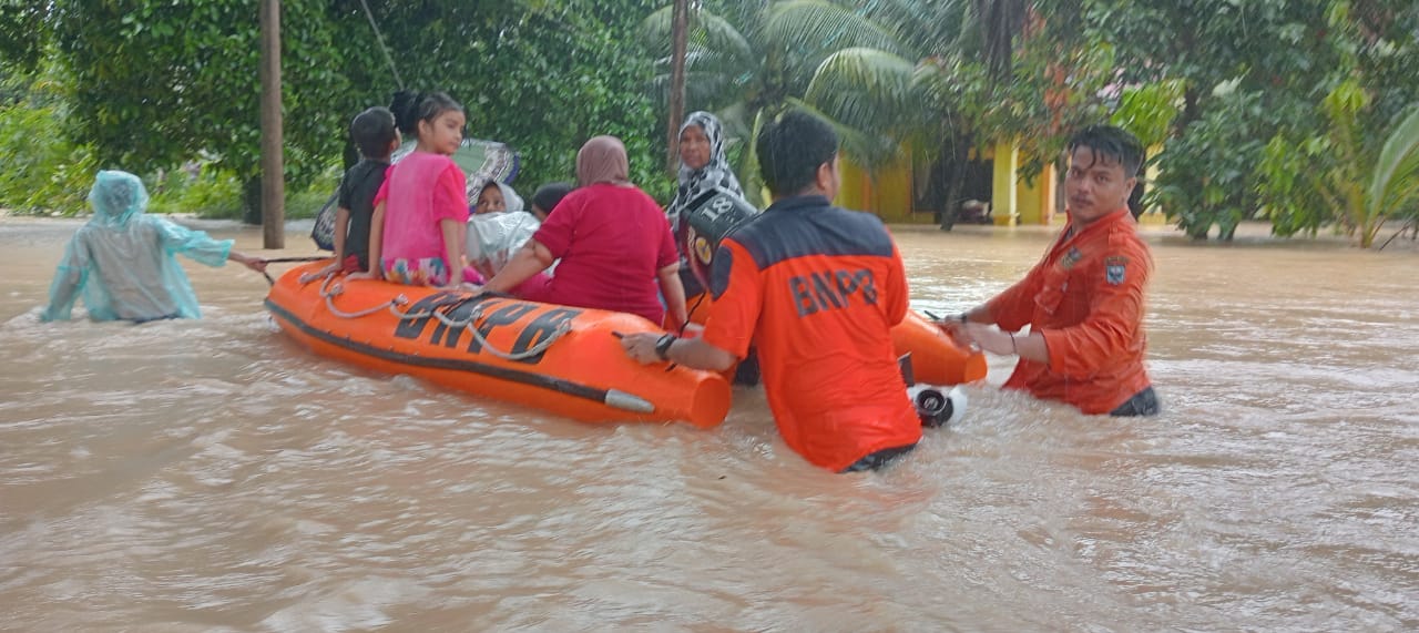 Proses evakuasi banjir bandang di Sumbar. (Foto:BNPB)