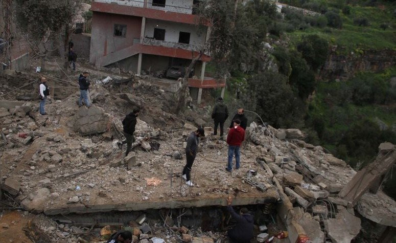 Warga memeriksa bangunan yang hancur akibat serangan Israel di Al-Habbariyah, Lebanon pada 27 Maret 2024. (SinPo.id/Xinhua)