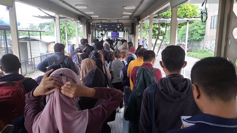 Situasi penumpang di Halte Transjakarta.(foto:Lydia)