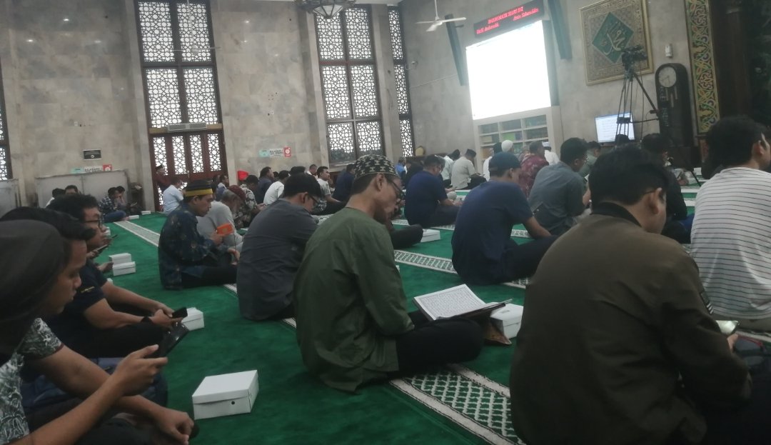 Suasana di dalam Masjid Sunda Kelapa (SinPo.id/ Tio Pirnando)
