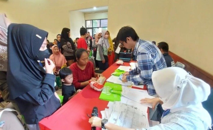 Petugas BUMN Holding Pangan ID FOOD mendata keluarga penerima bantuan pangan penanganan stunting gelombang kedua pada 2024 di Aula Kantor Kecamatan Jatisampurna, Kota Bekasi. (SinPo.id/Antara)